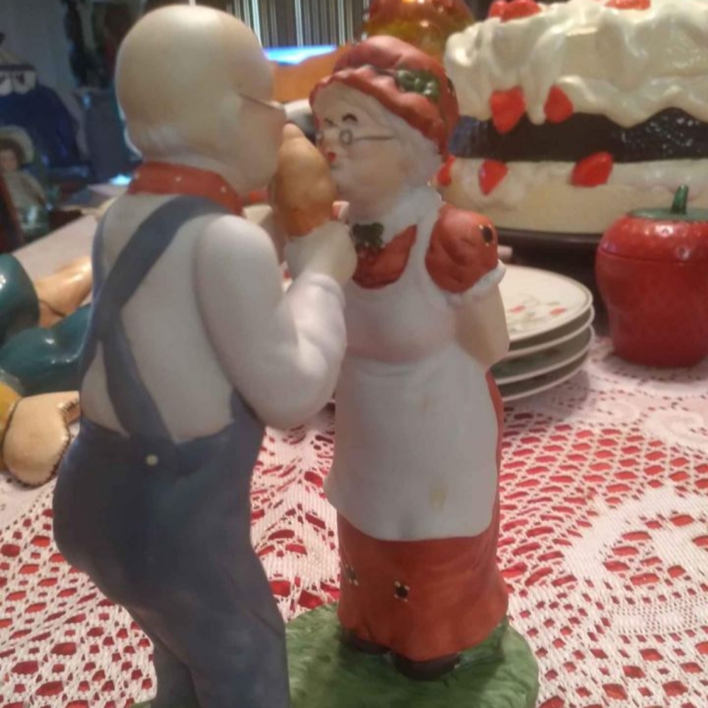 Vintage 1989 Ceramic Trippies Old Man & Woman Sharing a Ice Cream Figurine